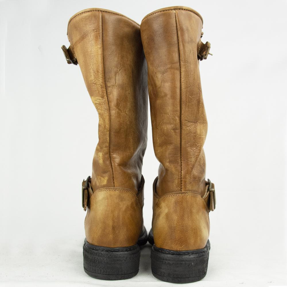 TR007 BOOTS IN WASHED COGNAC.