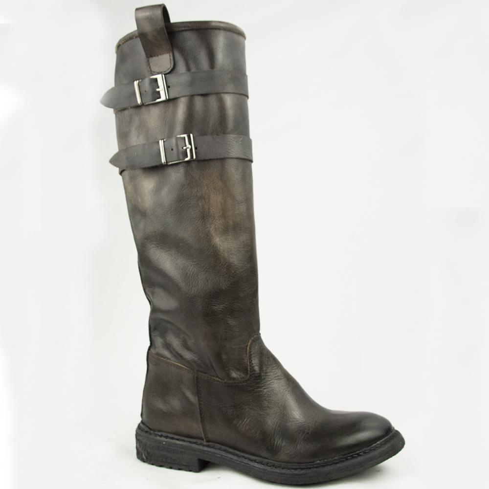 TR 1027 BOOTS IN WASHED CHESTNUT.