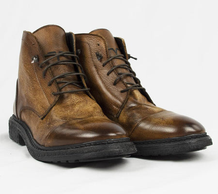 TR1025 ANKLE BOOTS IN WASHED COGNAC.