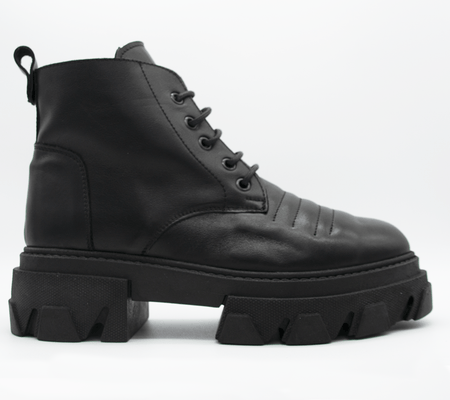 TR1015 ANKLE BOOTS IN BLACK CALFSKIN.