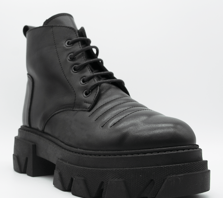 TR1015 ANKLE BOOTS IN BLACK CALFSKIN.