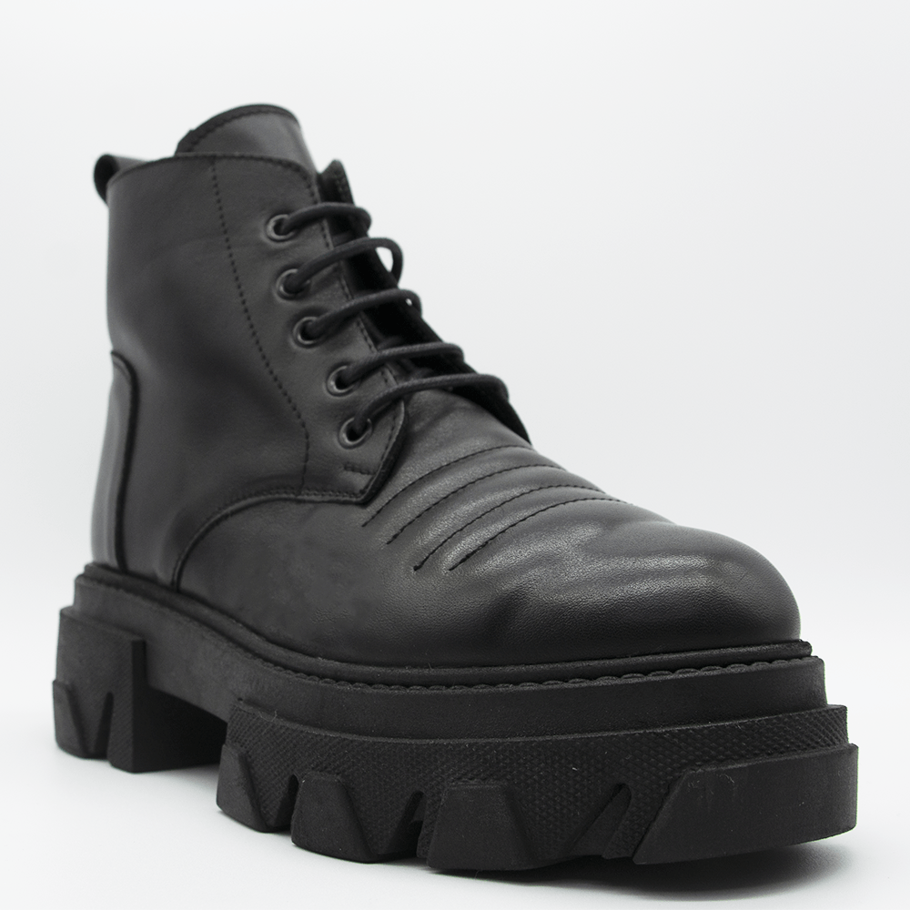 TR1015 ANKLE BOOTS IN BLACK CALFSKIN.