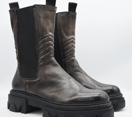 TR1011 BOOTS IN WASHED CHESTNUT LAMB.