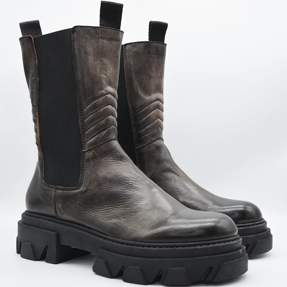 TR1011 BOOTS IN WASHED CHESTNUT LAMB.