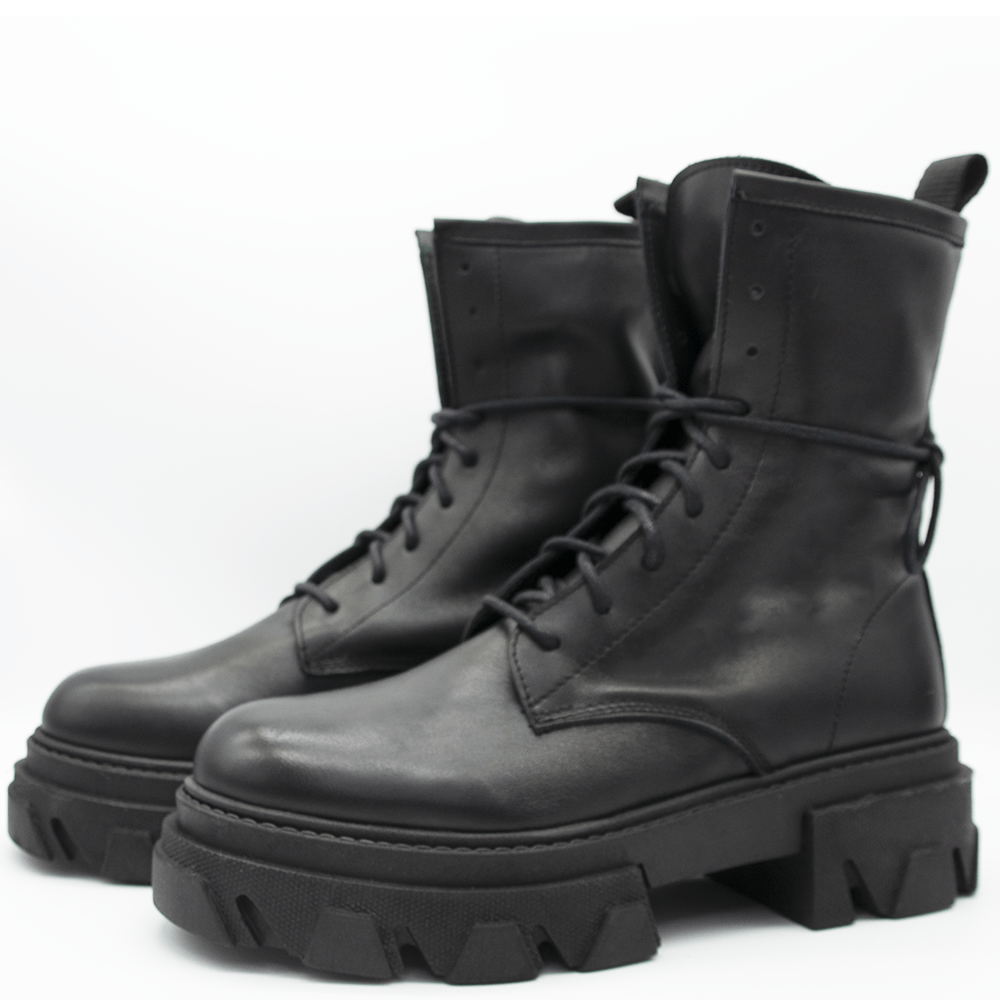 TR1012 ANKLE BOOTS IN BLACK CALFSKIN.