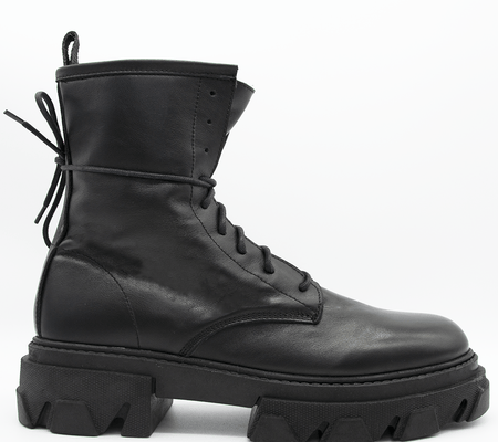 TR1012 ANKLE BOOTS IN BLACK CALFSKIN.