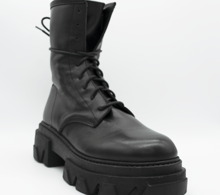TR1012 ANKLE BOOTS IN BLACK CALFSKIN.