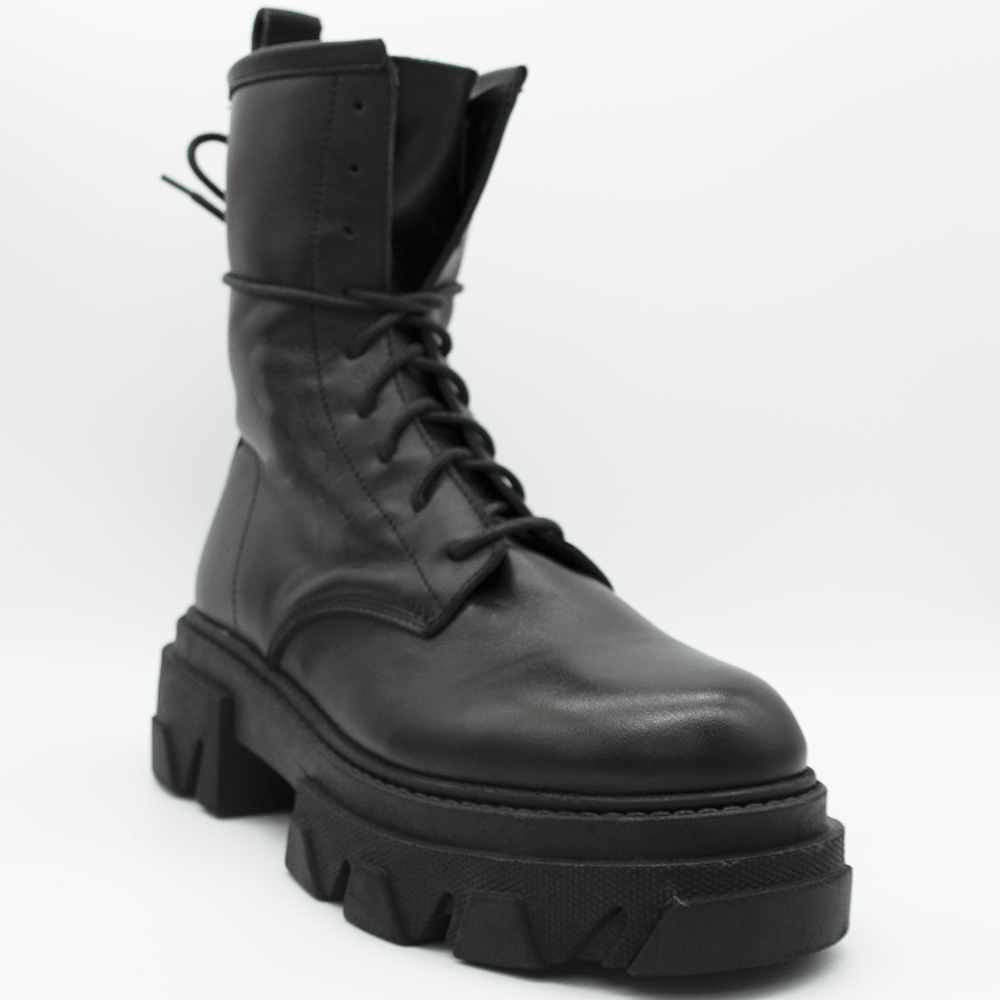 TR1012 ANKLE BOOTS IN BLACK CALFSKIN.