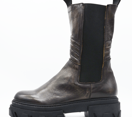 TR1011 BOOTS IN WASHED CHESTNUT LAMB.