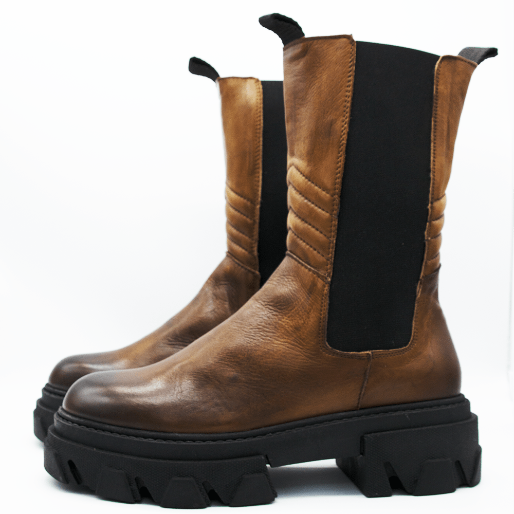 TR1011 BOOTS IN WASHED COGNAC LAMB.