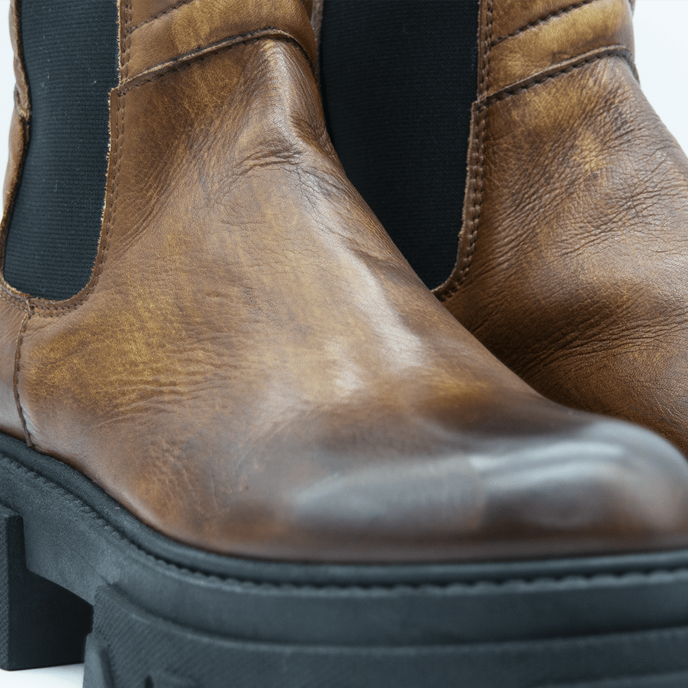 TR1011 BOOTS IN WASHED COGNAC LAMB.
