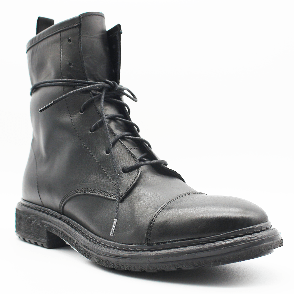 TR1001 Low Boot in black.